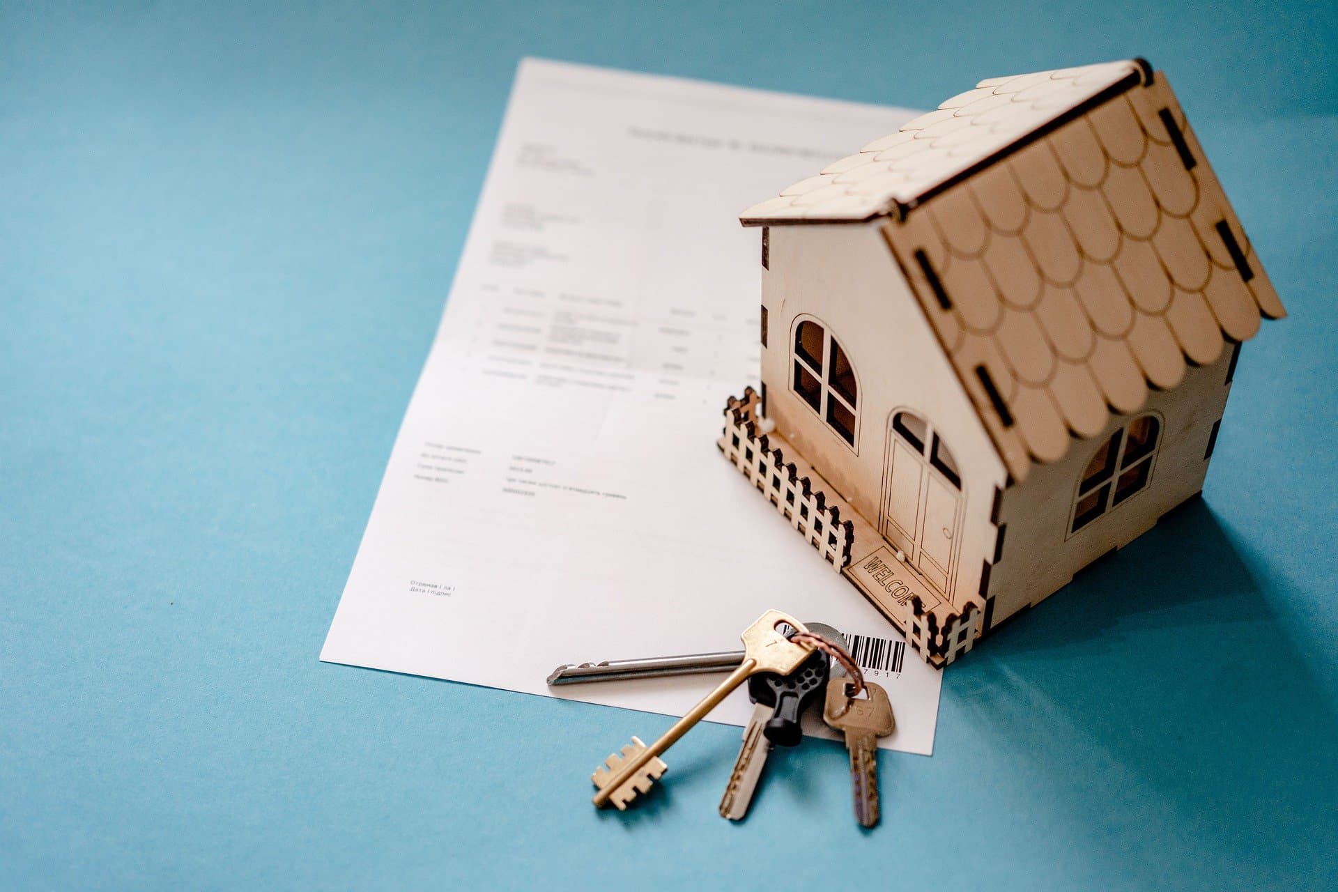 住宅の模型と鍵、権利書